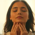 Personne relaxée, lumineuse, énergie douce.